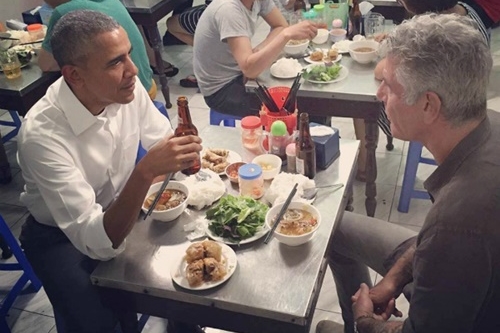 Ông Obama và đầu bếp Bourdain ngồi cùng bàn tại quán bún chả Hương Liên trên phố Lê Văn Hưu, Hà Nội.